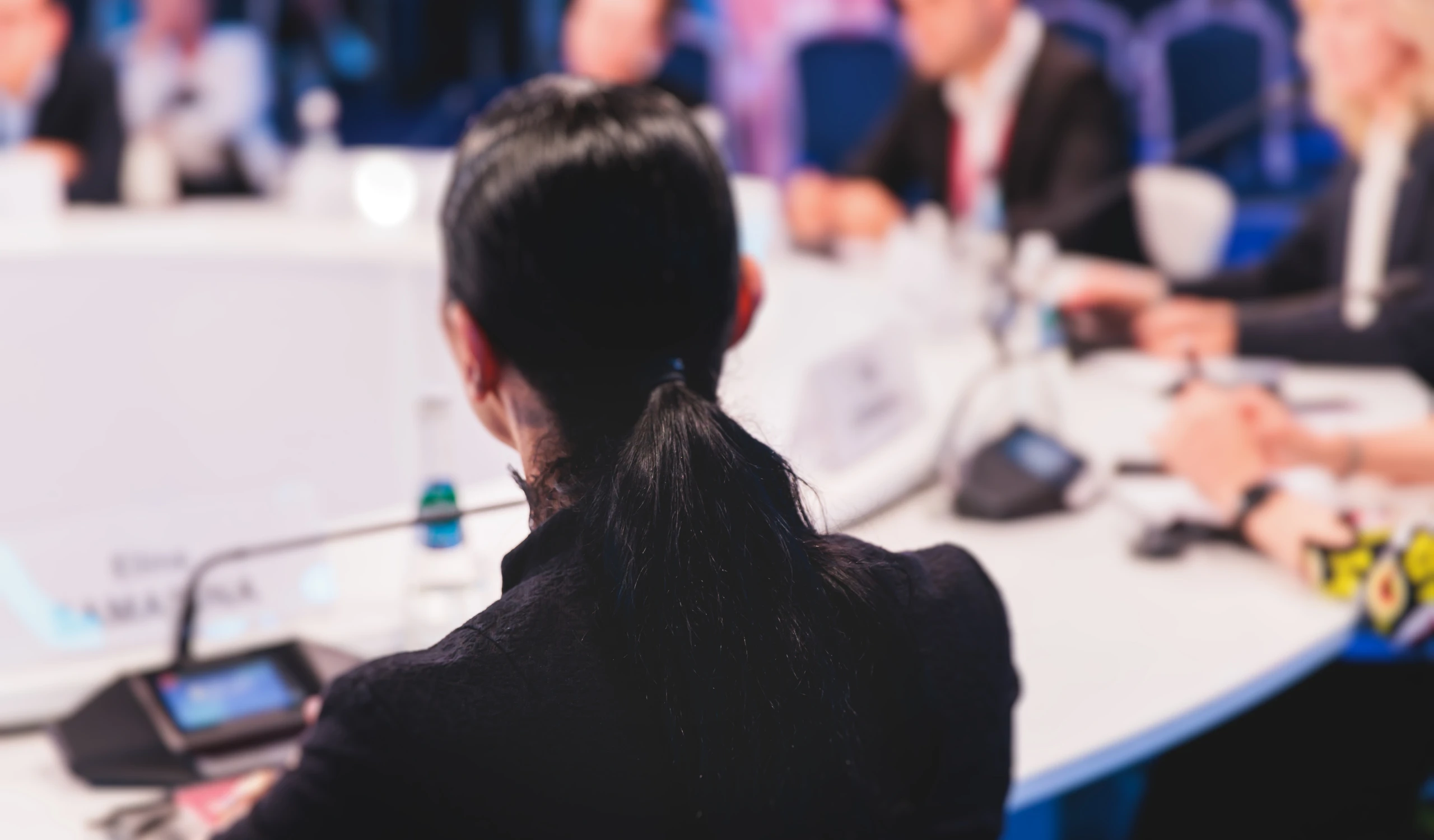 Roundtable of regulators, scientists and industry reps discussing smoke-free policy